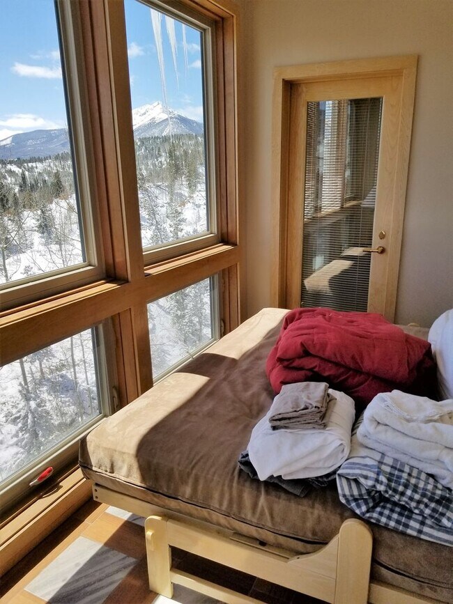 Building Photo - Summer Seasonal Rental- Retreat 433