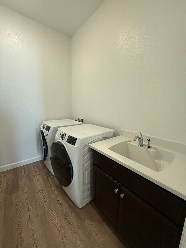 Building Photo - LAKE VIEW