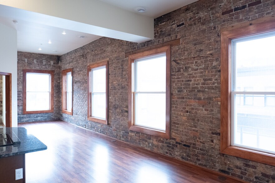 Building Photo - 418 Shelden Ave