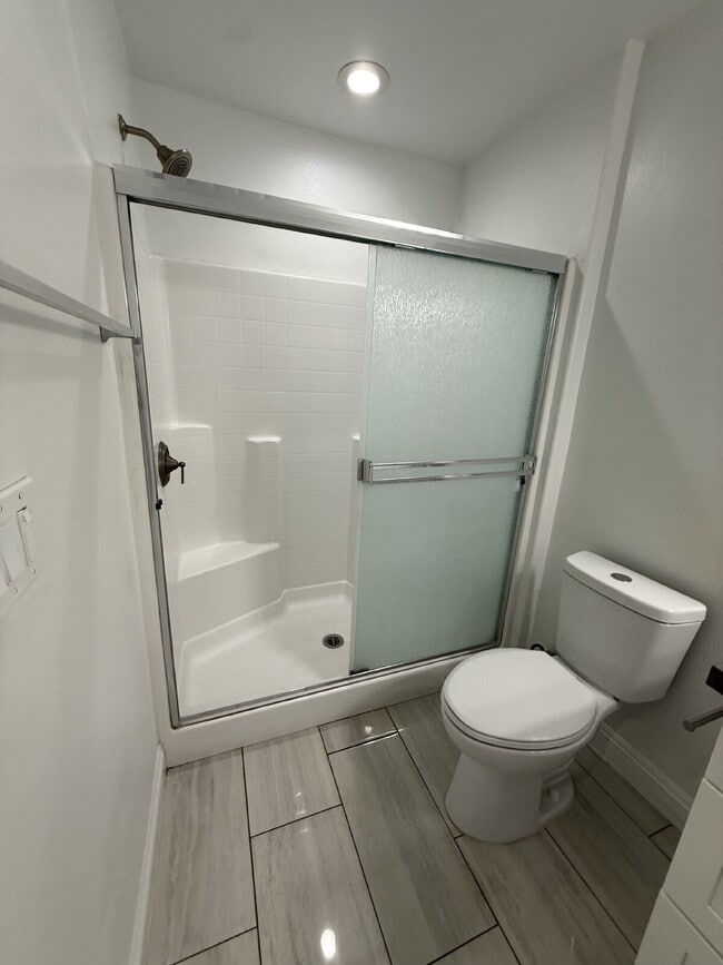 Building Photo - New Gas Range & Refrigerator.  Spacious rooms, private yard and RV parking.  Must see - Won't las...