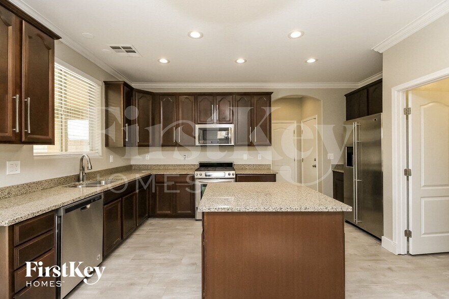 Building Photo - 837 E Cierra Cir