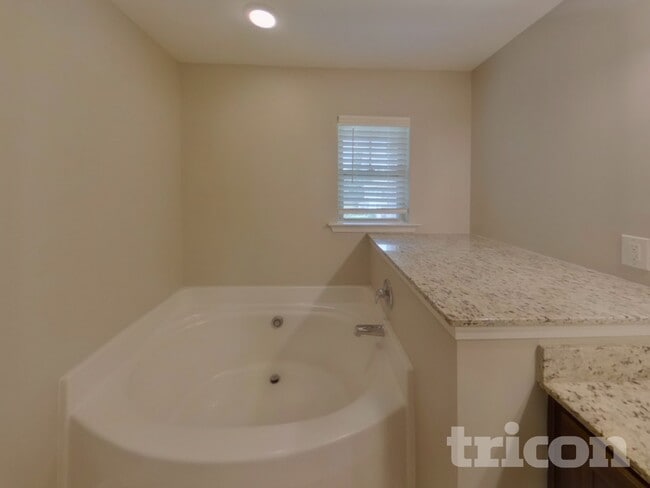 Building Photo - 108 Dalston Rd