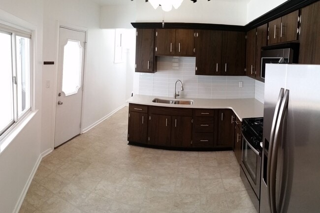 Building Photo - Southside Flats Recently Renovated 3 bedro...