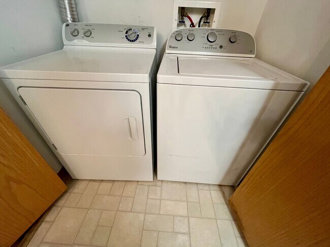 Building Photo - Updated 2 BR Condo in the Heart of Coralville! Available NOW!!!