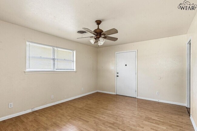 Building Photo - 4202 Meadowbrook Dr