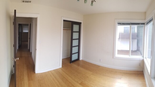 Building Photo - Stylishly Updated 2-Bedroom in Oakland