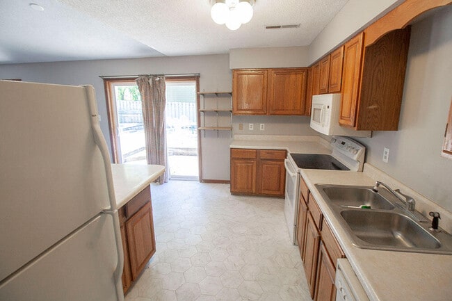 Building Photo - 2011 Bridgewater Dr