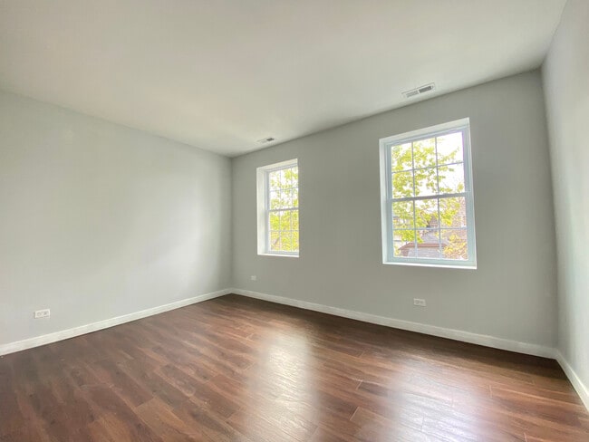 Building Photo - 7441 N Rogers Ave