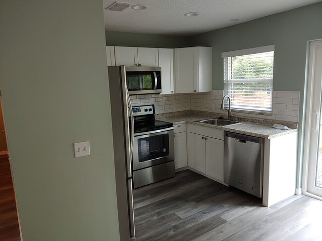 Building Photo - Come enjoy living in this recently renovat...