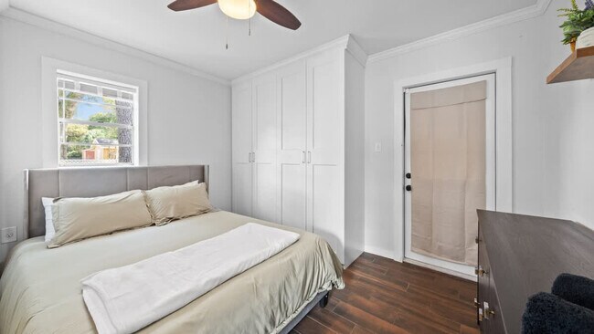 Building Photo - 720 1/2 West Woodlawn Avenue-SI ID1271928P