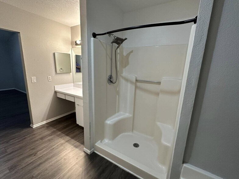 Main Bathroom - 7393 Landmark Dr