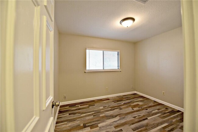 Building Photo - 13003 Sinton Ln
