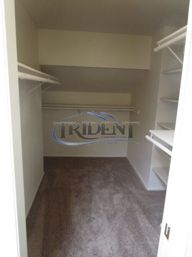 Building Photo - Large 4 bedroom, 3 bath house located on a large lot