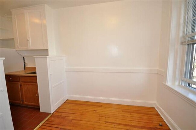 Building Photo - Nice Studio in Cleveland Circle Elevator B...