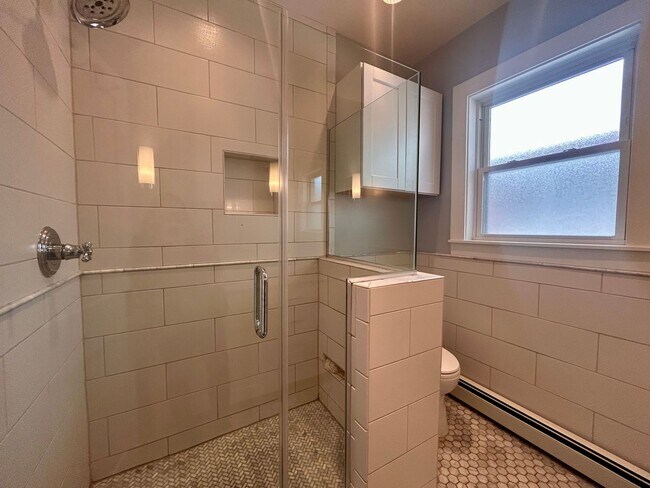 Building Photo - $0 DEPOSIT OPTION. 3BED/2BATH CHARMING HOM...