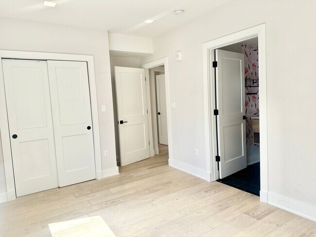 Building Photo - New Building! 2 Bed/ 2 Bath! Parking! Pets...