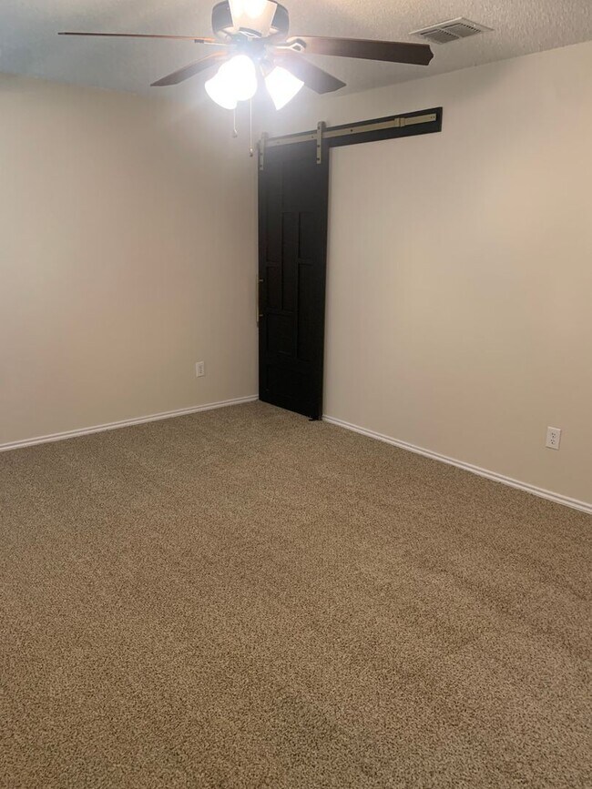 Building Photo - Charming 3BD/2BA with fireplace