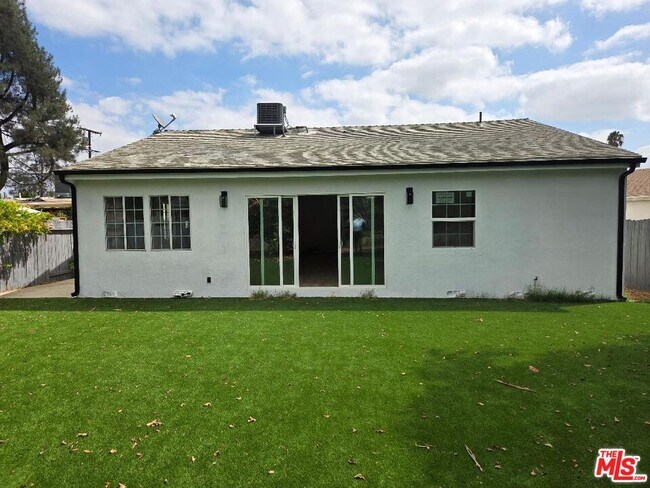Building Photo - 8519 Yolanda Ave