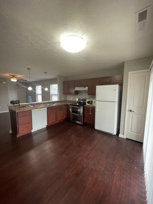 Building Photo - Three Bedroom Single Family Home - Great N...
