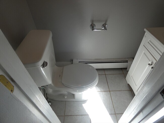 Building Photo - 98 Maple St