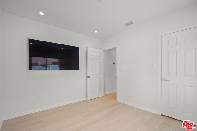 Building Photo - 619 Westmount Dr