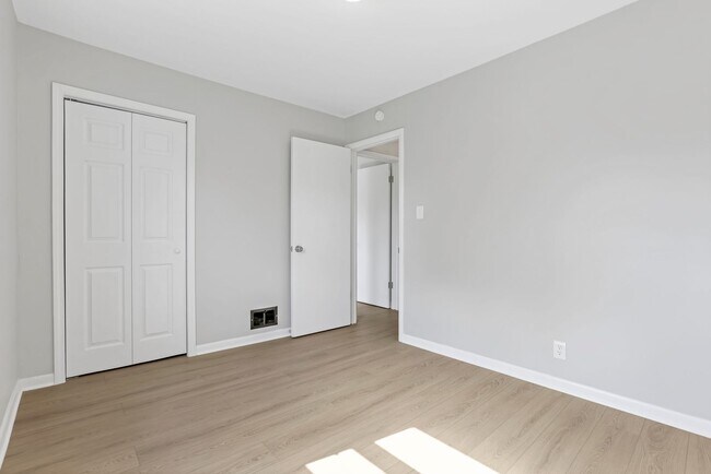 Building Photo - 307 S Wheatland Ave