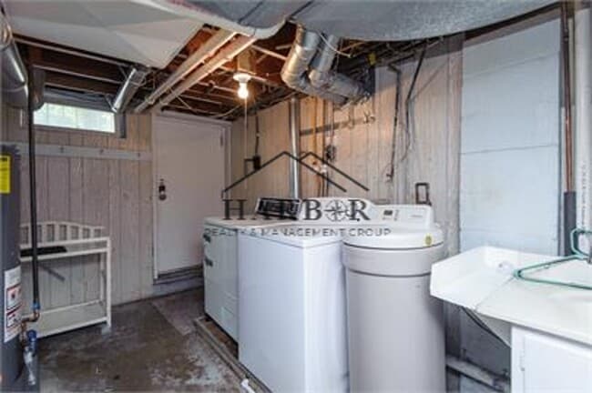 Building Photo - Spacious Single Family Home Available Now!