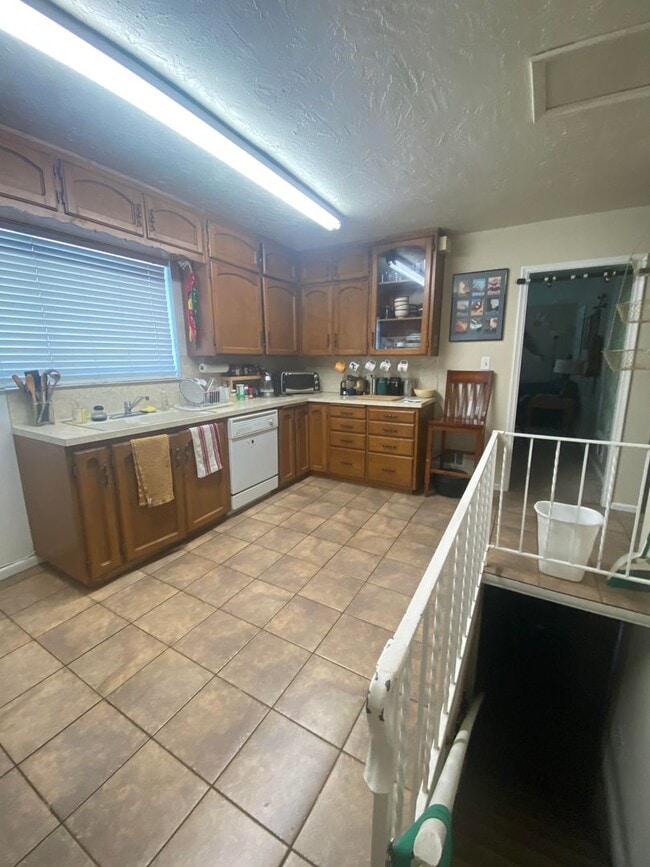 Building Photo - 1374 Maple Dr