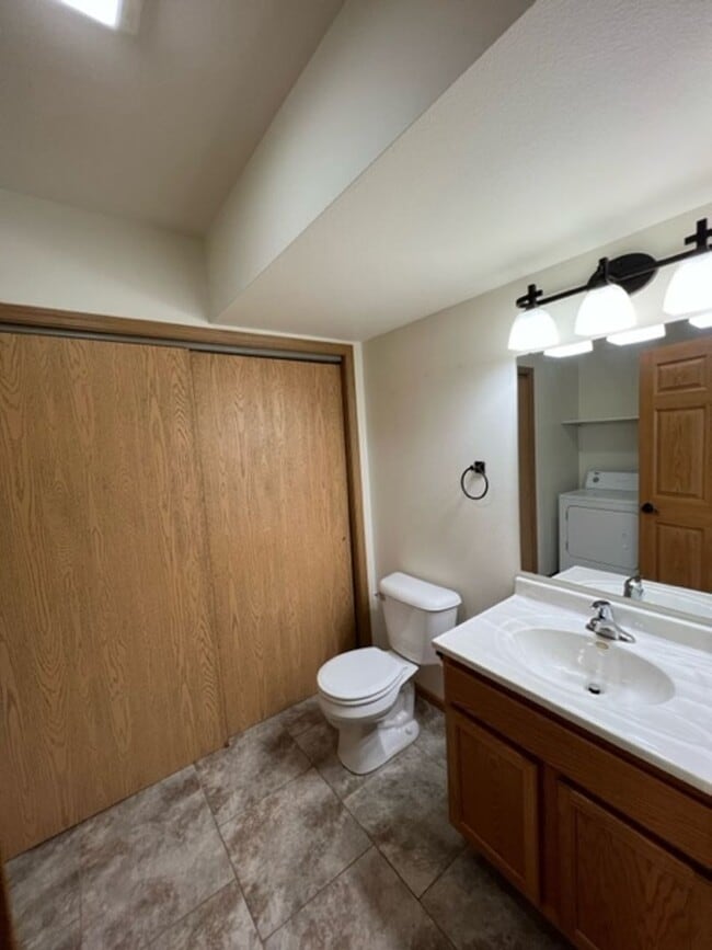 Building Photo - BEAUTIFUL & SPACIOUS 4 BEDROOM/2.5 BATH DU...