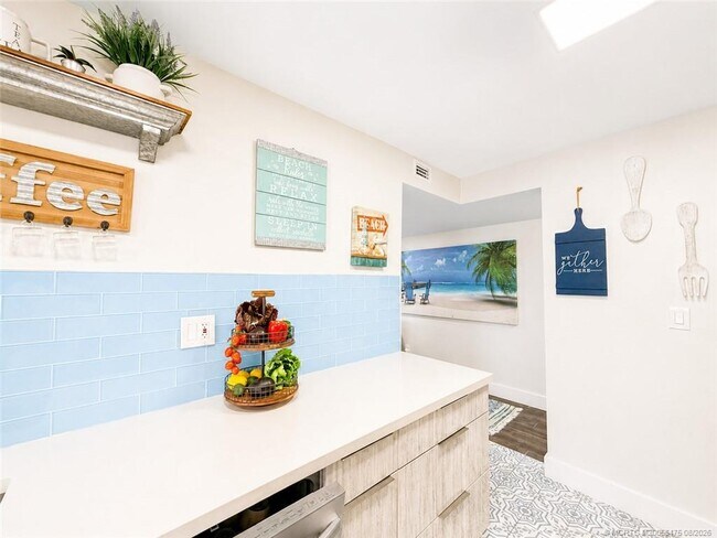 Building Photo - 10044 S Ocean Dr