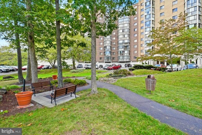 Building Photo - 15101 Interlachen Dr