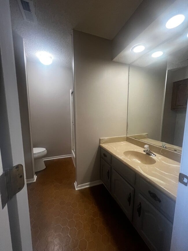 Building Photo - 4802 Skywood Dr