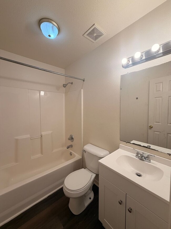 Building Photo - 2 Bed 2 Bath Duplex on Clearwater Way!