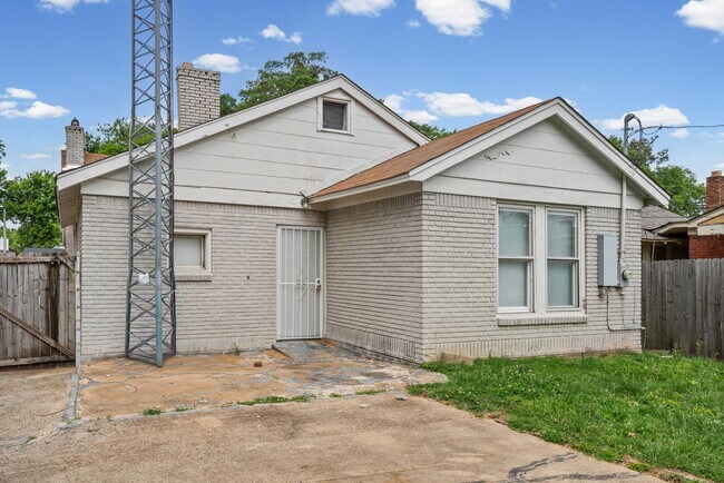 Building Photo - 930 N Evergreen St