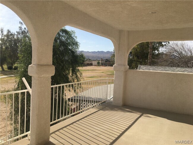 Building Photo - 2523 Country Club Dr