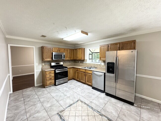 Building Photo - [NEW PRICE] Spacious 4 Bed / 2.5 Bath home...