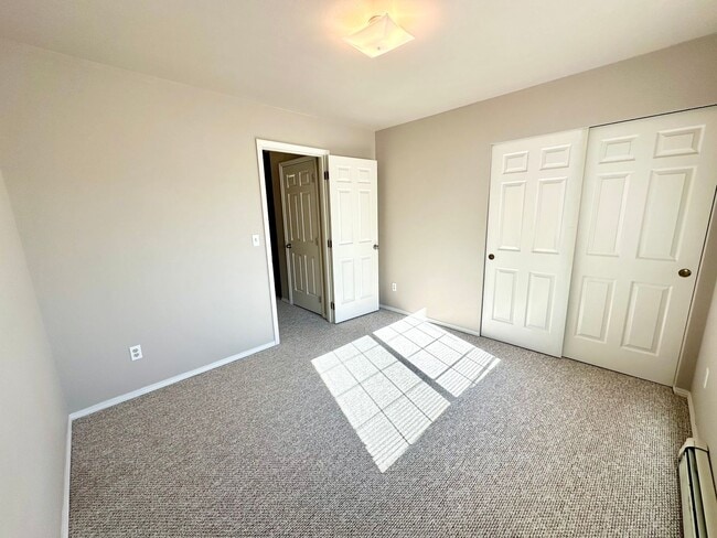 Building Photo - Introducing the Perfect Townhouse Steps Away from Central WA University!