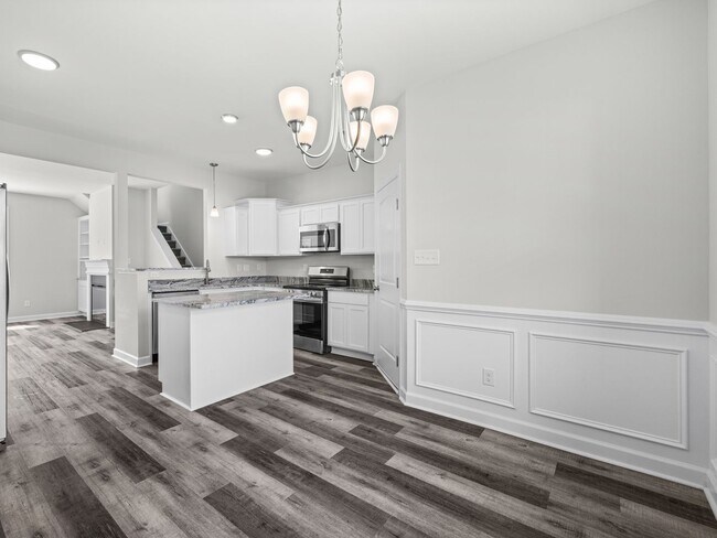 Building Photo - Towne Pointe Beauty!
