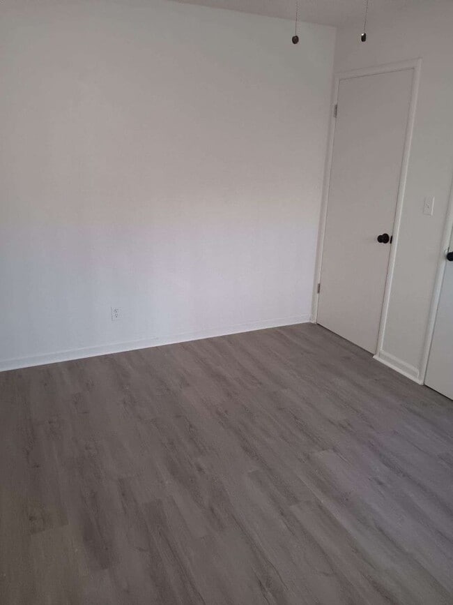 Building Photo - Charming 2x1 With Attached Garage & Backyard!