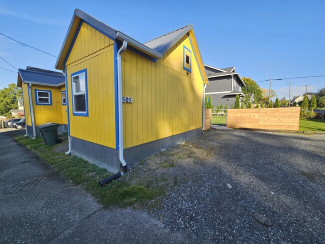 Building Photo - 2-Bedroom, 1-bathroom Home with Utilities,...