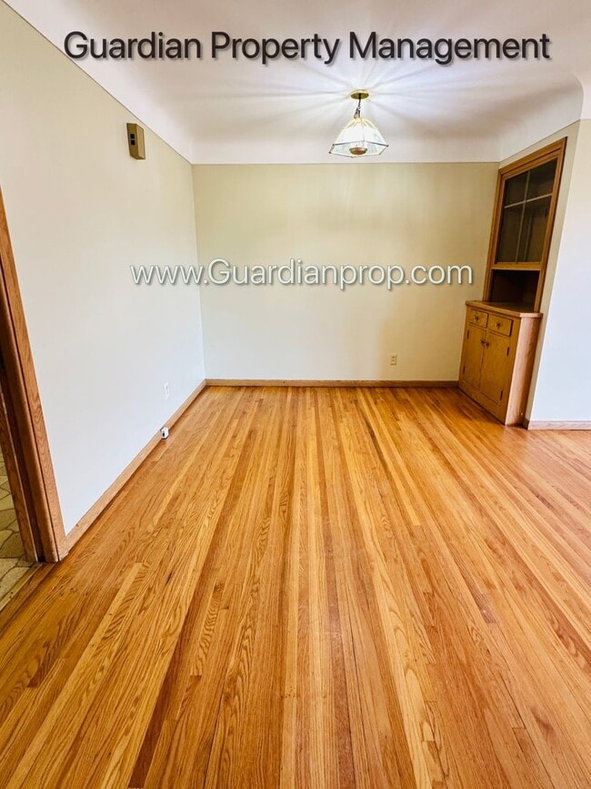 Building Photo - Spacious Richfield Side by Side, Renovated...