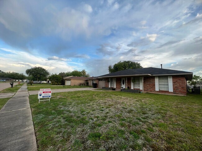 Building Photo - Greenacres -North Bossier.. Close to Barksdale Air Force Base..
