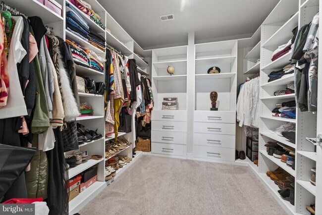 Building Photo - 102 St Ives Pl