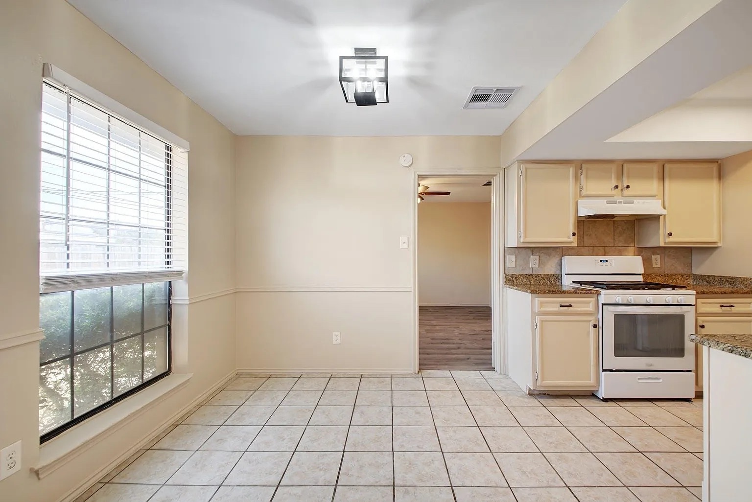 Building Photo - Room in Duplex on Luther Dr