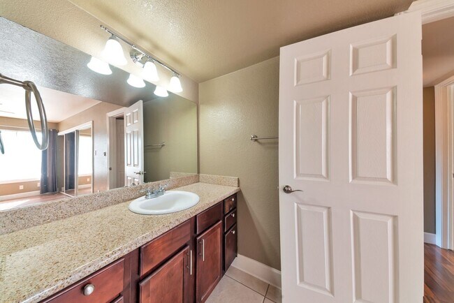 Building Photo - Remodeled 2 Bed, 2 Bath Scottsdale Condo C...