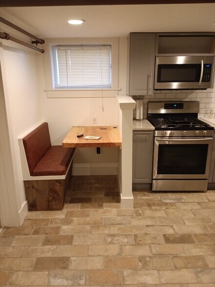 Breakfast nook - 2329 Clermont St