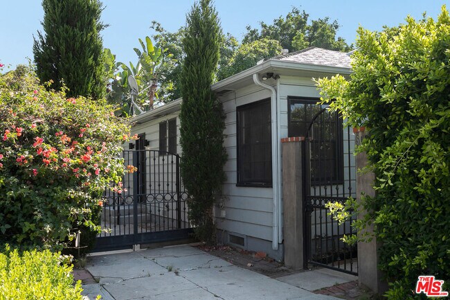 Building Photo - 508 N San Vicente Blvd
