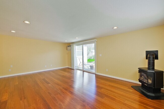 Building Photo - Awesome Home Located in a Quiet Tree Line ...