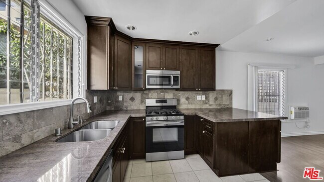 Building Photo - 1155 Horn Ave