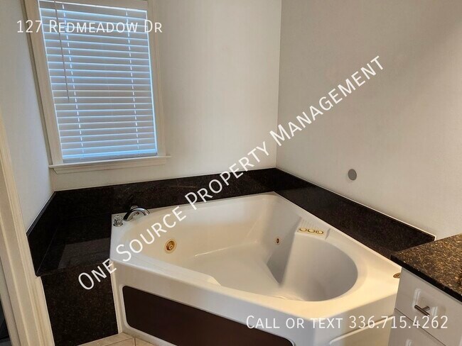 Building Photo - 127 Redmeadow Dr